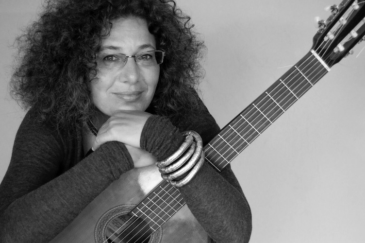 Julie Kagan, singer, guitarist