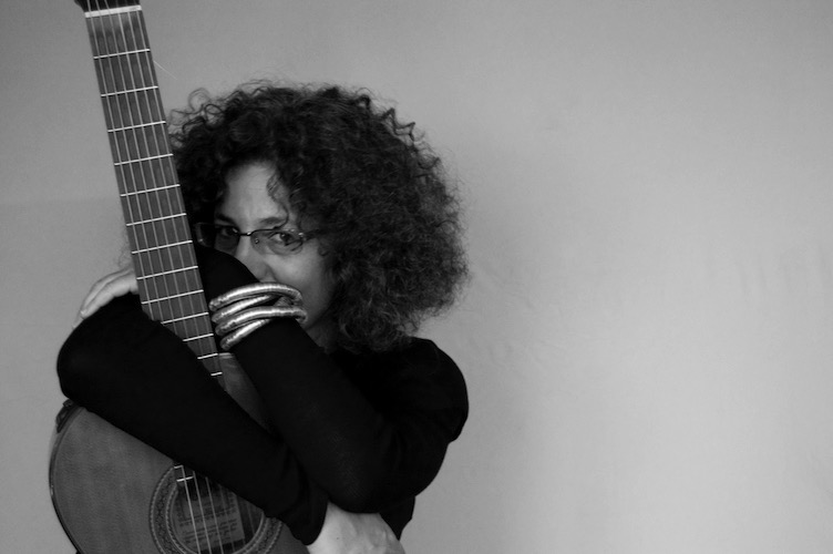 Julie Kagan, singer, guitarist