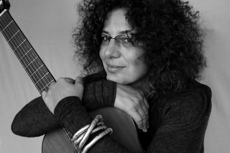 Julie Kagan, singer, guitarist