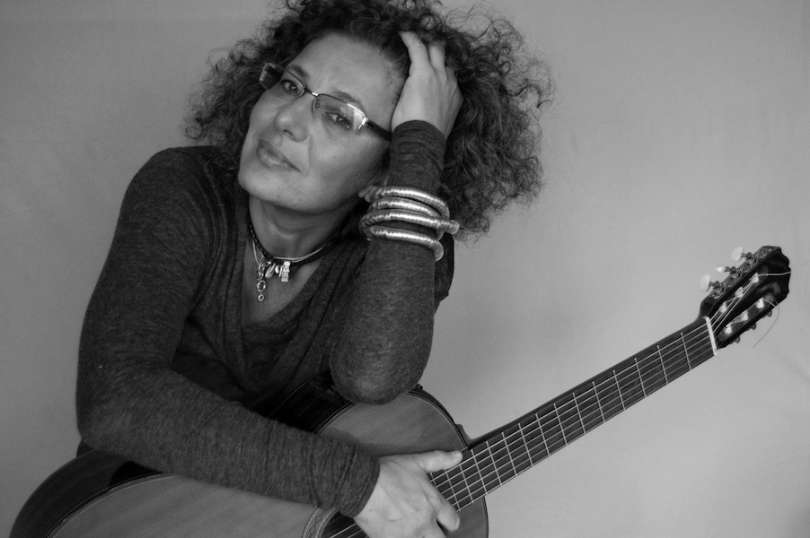 Julie Kagan, singer, guitar player